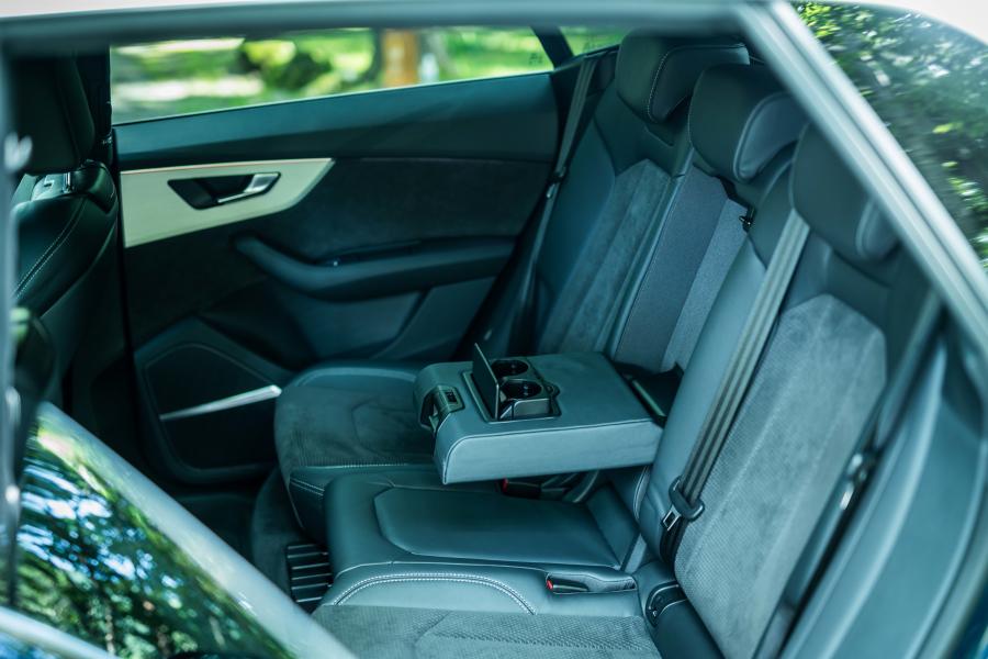 Интерьер Audi Q8 55 TFSI Quattro S-Line 2019 года  (JP) (фото 19 из 37)